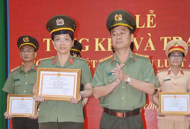 Đại tá Nguyễn Minh Ngọc, Phó Giám đốc Công an tỉnh Sóc Trăng trao giải Nhất cá nhân cho Thiếu tá Phan Thị Linh Giang. Đại tá Nguyễn Minh Ngọc, Phó Giám đốc Công an tỉnh Sóc Trăng trao giải Nhất cá nhân cho Thiếu tá Phan Thị Linh Giang.