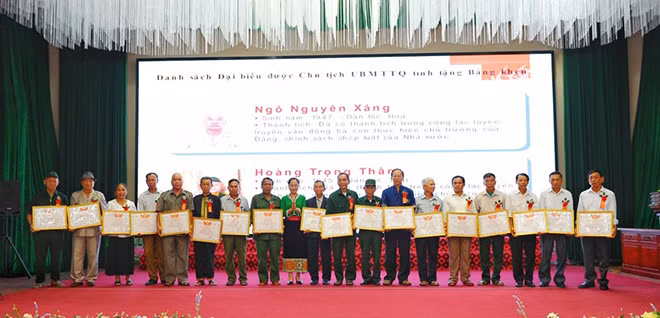 Tặng Bằng khen cho 18 người có uy tín đạt thành tích xuất sắc trong phong trào thi đua yêu nước, góp phần xây dựng khối đại đoàn kết toàn dân tộc