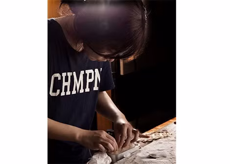 Chị Ngọc trong buổi chụp món ăn của mình.