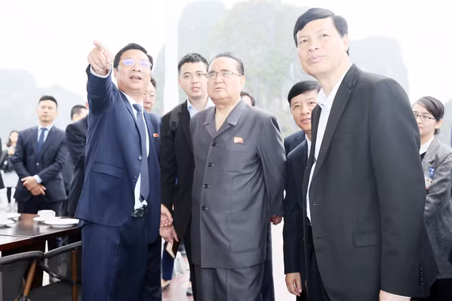 Lãnh đạo tỉnh Quảng Ninh giới thiệu về vịnh Hạ Long cho phái đoàn Triều Tiên. Lãnh đạo tỉnh Quảng Ninh giới thiệu về vịnh Hạ Long cho phái đoàn Triều Tiên.