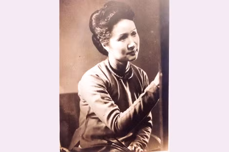 Họa sĩ Lê Thị Lựu thời trẻ ở Pháp.