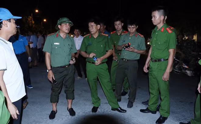 Đại tá Nguyễn Đình Thừa - Phó Giám đốc Công an tỉnh và Thượng tá Nguyễn Quang Thành - Trưởng Công an huyện Nghi Xuân có mặt tại hiện trường chỉ đạo các phương án chữa cháy