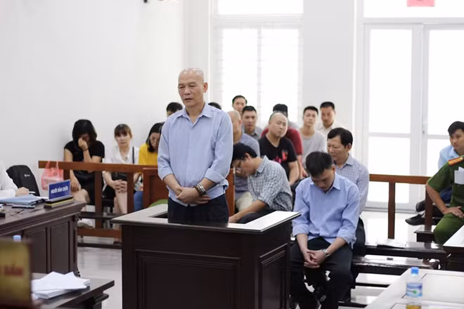Bị cáo Sơn và đồng phạm tại phiên xử.