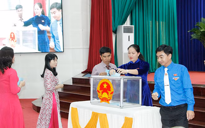 Các vị đại biểu bỏ phiếu bầu Chủ tịch UBND tỉnh Bình Phước.