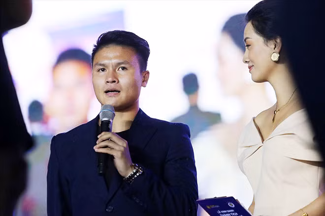 Quang Hải trong lễ vinh danh của CLB Hà Nội. Ảnh: HT