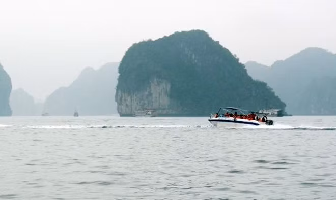 Xuồng cao tốc chở khách tham quan trên vịnh Hạ Long.