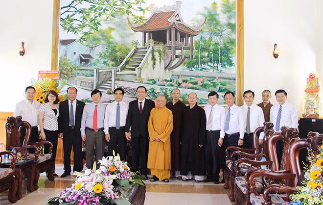 Đồng chí Trần Thanh Mẫn chúc mừng Hòa thượng Thích Thiện Duyên, Phó Pháp chủ Hội đồng Chứng minh GHPG Việt Nam tại chùa Đạo Nguyên
