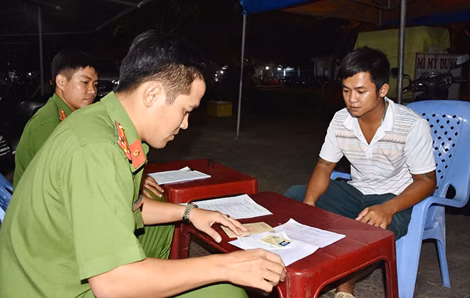 Lực lượng chức năng lập biên bản đối với tài xế Nguyễn Thanh Huy. Lực lượng chức năng lập biên bản đối với tài xế Nguyễn Thanh Huy.