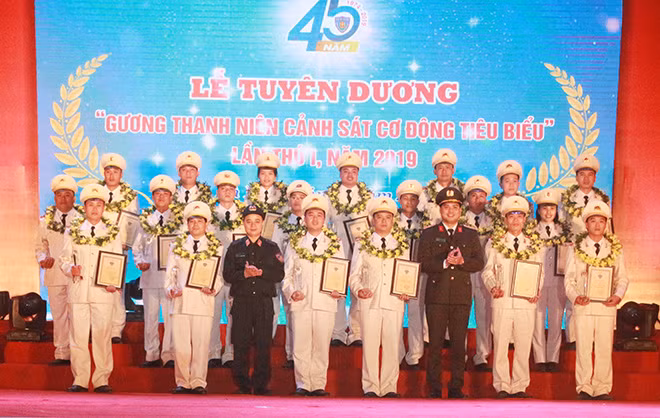 Trung tướng Phạm Quốc Cương, Tư lệnh Bộ Tư lệnh CSCĐ và Thiếu tá Đồng Đức Vũ, Bí thư Đoàn Thanh niên Bộ Công an trao Giải thưởng “Gương Thanh niên CSCĐ tiêu biểu” năm 2019 cho 20 cá nhân xuất sắc.