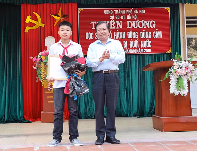 Lãnh đạo Sở GD&ĐT Hà Nội trao Bằng khen của UBND Thành phố cho học sinh Phan Trung Hiếu
