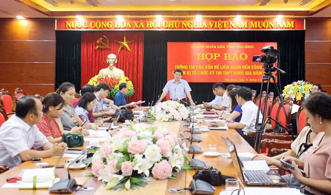 Đồng chí Nguyễn Văn Chương thông tin công tác chuẩn bị kỳ thi THPT