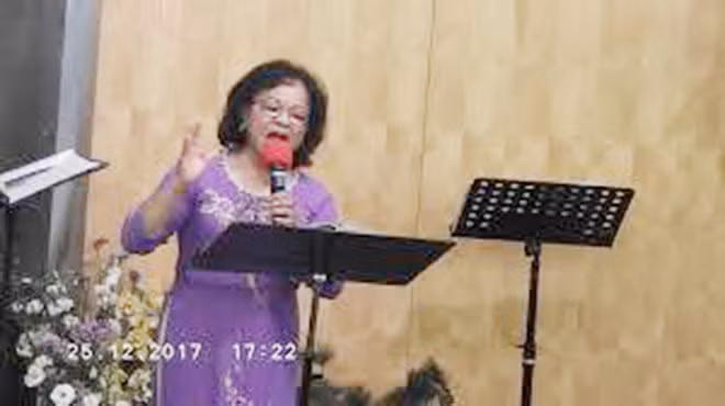 Ca sỹ không chuyên Ngọc Bé – một trong những người hát hay nhất bài hát “Cô thợ nề Thủ đô” khi chị còn trẻ. Ca sỹ không chuyên Ngọc Bé – một trong những người hát hay nhất bài hát “Cô thợ nề Thủ đô” khi chị còn trẻ.