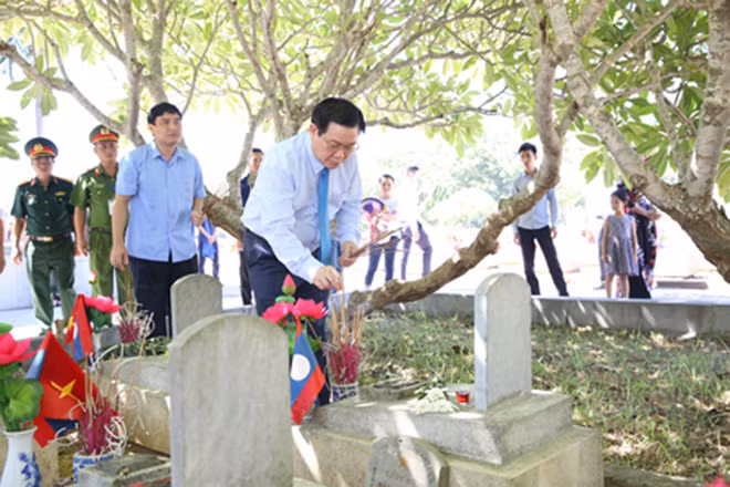 Phó Thủ tướng Vương Đình Huệ thắp hương tại phần mộ các liệt sĩ. Ảnh: VGP/Thành Chung