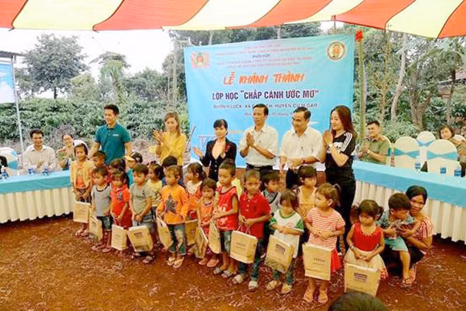 Lễ cắt băng khánh thành lớp học 'Chắp cánh ước mơ' tại buôn H'luck, xã Ea Kuếh, huyện Cư M’gar.
