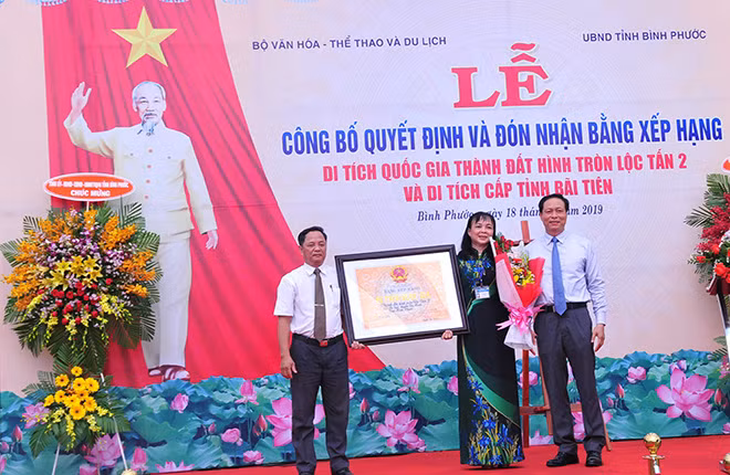 Đại diện Bộ Văn hóa, Thể thao và Du lịch trao Bằng công nhận xếp hạng di tích cấp quốc gia cho lãnh đạo Lộc Ninh Đại diện Bộ Văn hóa, Thể thao và Du lịch trao Bằng công nhận xếp hạng di tích cấp quốc gia cho lãnh đạo Lộc Ninh