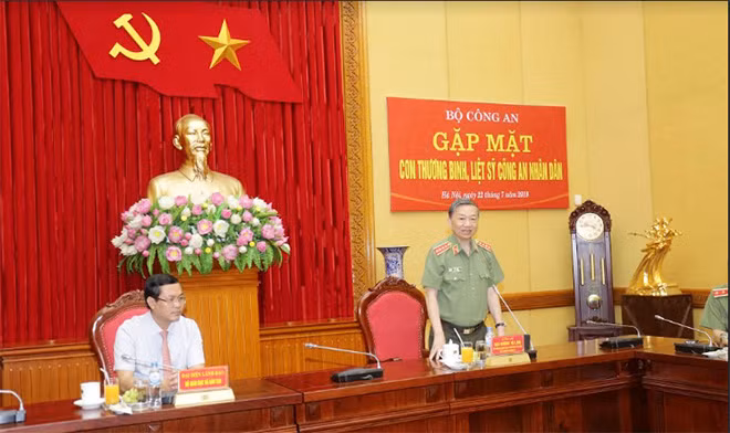 Bộ trưởng Tô Lâm phát biểu, dặn dò các cháu con liệt sĩ, con thương binh CAND