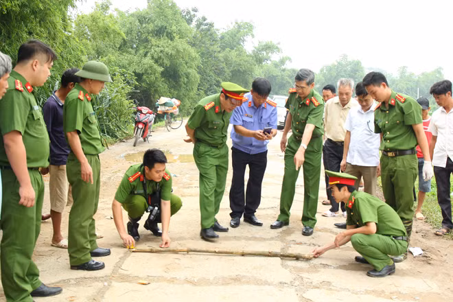Đại tá Trần Ngọc Hợi, Phó Giám đốc Công an tỉnh Hà Nam trực tiếp ra hiện trường chỉ đạo công tác khám nghiệm hiện trường.