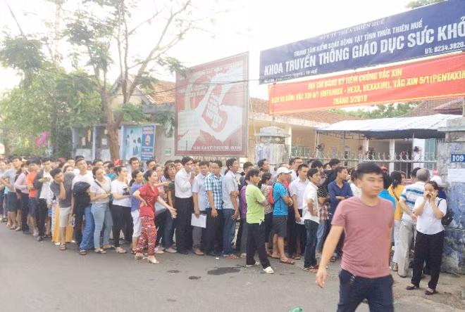 Người dân xếp hàng đợi chờ đến lượt đăng ký tiêm vaccine cho trẻ tại TP Huế vào sáng 8-5.