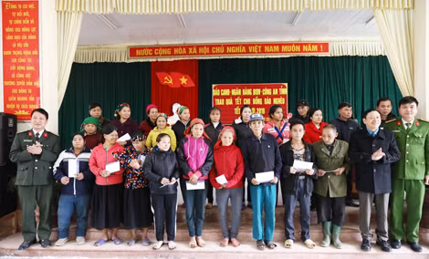 Đại diện Báo CAND, Ngân hàng BIDV và Công an huyện Quang Bình (Hà Giang) trao quà cho người nghèo xã Tân Bắc. Đại diện Báo CAND, Ngân hàng BIDV và Công an huyện Quang Bình (Hà Giang) trao quà cho người nghèo xã Tân Bắc.