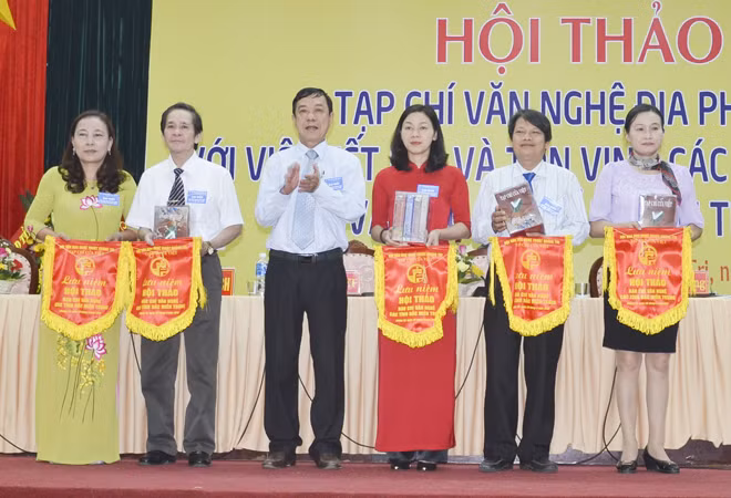 Đại diện Hội Nhà văn Việt Nam trao lưu niệm cho các tác giả khu vực Bắc miền Trung có tác phẩm xuất sắc về biển đảo.