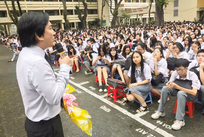 NSƯT Kim Tử Long nói chuyện với học sinh tại một trường THPT về đờn ca tài tử và sân khấu cải lương trong chương trình “Đưa sân khấu vào học đường” tại TP. Hồ Chí Minh.