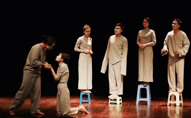 Một cảnh trong vở "Nữ ca sĩ hói đầu" của Luc Team do NSƯT Trần Lực đạo diễn. Một cảnh trong vở "Nữ ca sĩ hói đầu" của Luc Team do NSƯT Trần Lực đạo diễn.