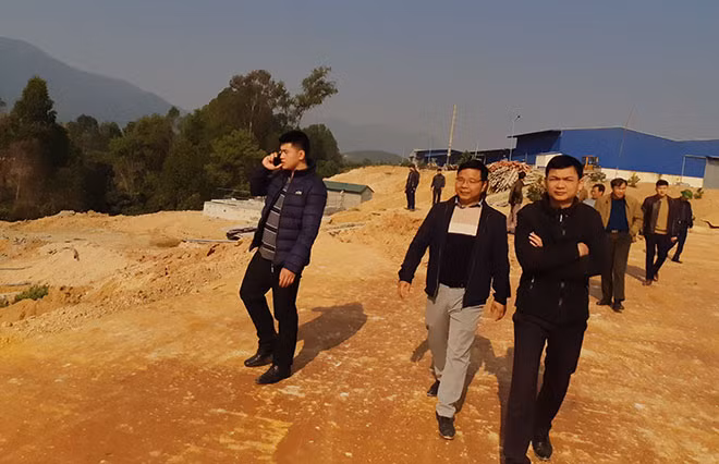 Đại diện cư dân xã Đồng Lương và đại diện các ban ngành của xã, huyện đi kiểm tra thực tế. Đại diện cư dân xã Đồng Lương và đại diện các ban ngành của xã, huyện đi kiểm tra thực tế.