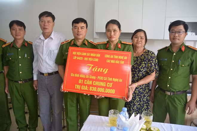 Thiếu tướng Nguyễn Đắc Hoan, Phó Giám đốc Học viện CSND và đại diện Công an tỉnh Nghệ An tặng quà cho đồng chí Trần Thị Giang.