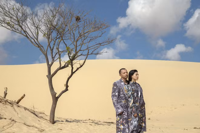 Ca sĩ Hà Lê và “nàng thơ” Bùi Lan Hương trong MV.