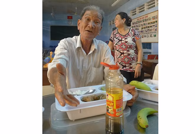 Ông Nguyễn Văn Vui nhiều lần bị lừa và đổi nhầm vé trúng thưởng giả. Ông Nguyễn Văn Vui nhiều lần bị lừa và đổi nhầm vé trúng thưởng giả.
