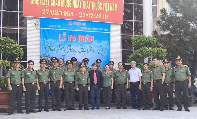 Các đại biểu tham gia buổi lễ. Các đại biểu tham gia buổi lễ.