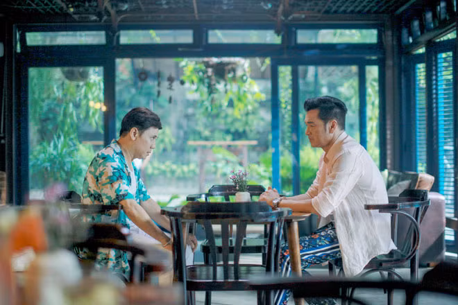 Hai nghệ sĩ Thành Lộc và Quang Minh hóa thân thành cặp đôi đồng tính trong phim "Ngôi nhà bươm bướm". Hai nghệ sĩ Thành Lộc và Quang Minh hóa thân thành cặp đôi đồng tính trong phim "Ngôi nhà bươm bướm".