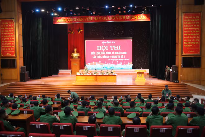 Các đoàn của Công an các tỉnh tham gia phần thi lý thuyết