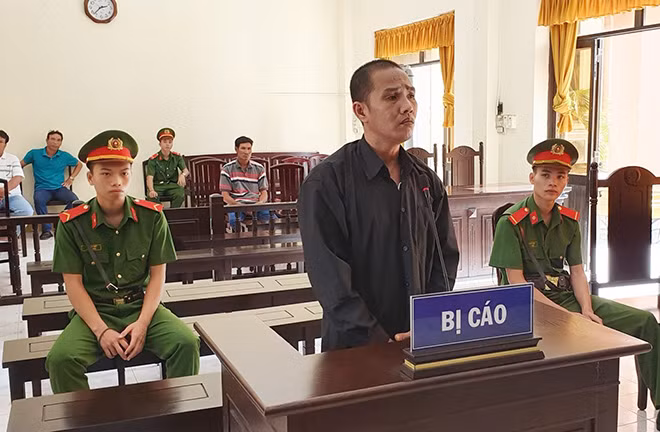 Đối tượng Huỳnh Văn Phết tại phiên tòa.