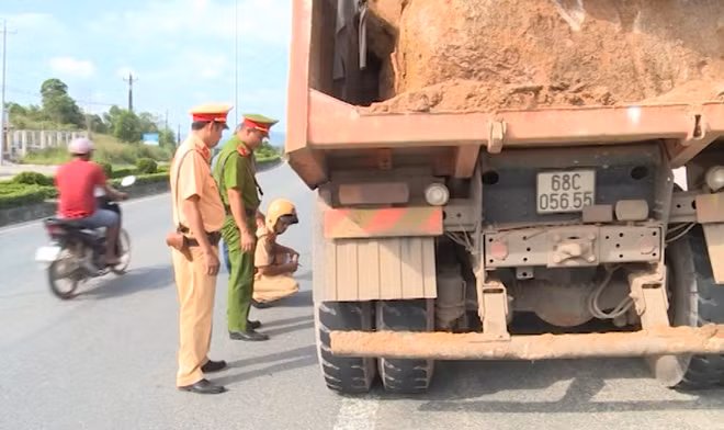 Tổ trấn áp các băng nhóm bảo kê, khai thác khoáng sản trái phép của Công an Phú Quốc kiểm tra, xử lý các phương tiện vận chuyển khoáng sản trái phép trên địa bàn.