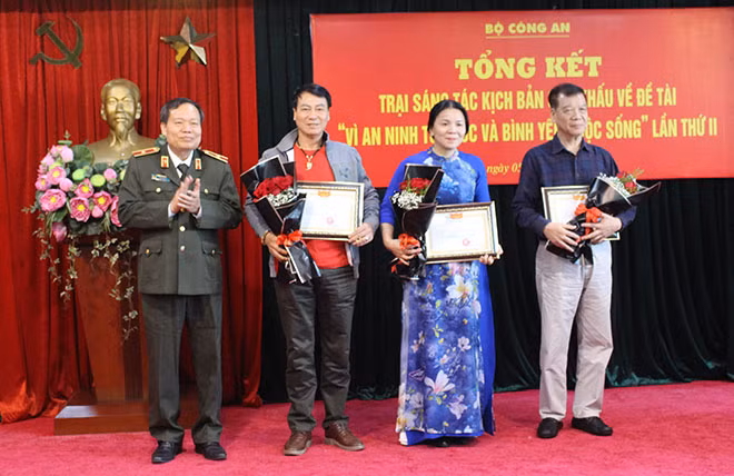 Thiếu tướng Đào Gia Bảo trao giải B cho các tác giả. Thiếu tướng Đào Gia Bảo trao giải B cho các tác giả.