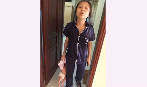 Nguyễn Diệu Thuý xách cháu bé. Nguyễn Diệu Thuý xách cháu bé.
