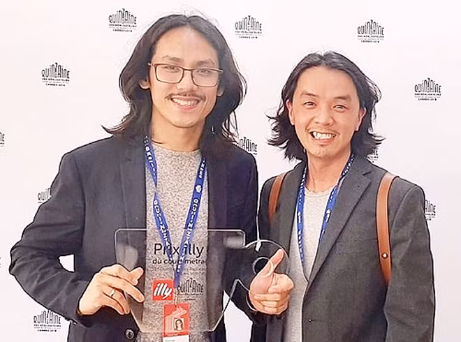 Đạo diễn Phạm Thiên Ân (trái) và một thành viên trong ê-kip nhận giải tại Liên hoan Cannes 2019.
