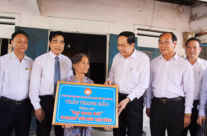 Đồng chí Trần Thanh Mẫn trao tiền hỗ trợ xây nhà đại đoàn kết cho hộ nghèo tại thành phố Tam Kỳ, tỉnh Quảng Nam