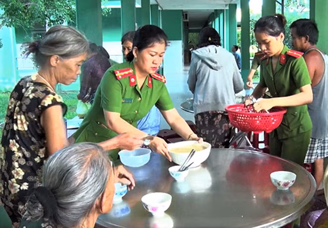 Phụ nữ Công an tỉnh Quảng Nam với chương trình “Bữa ăn ấm tình người”.