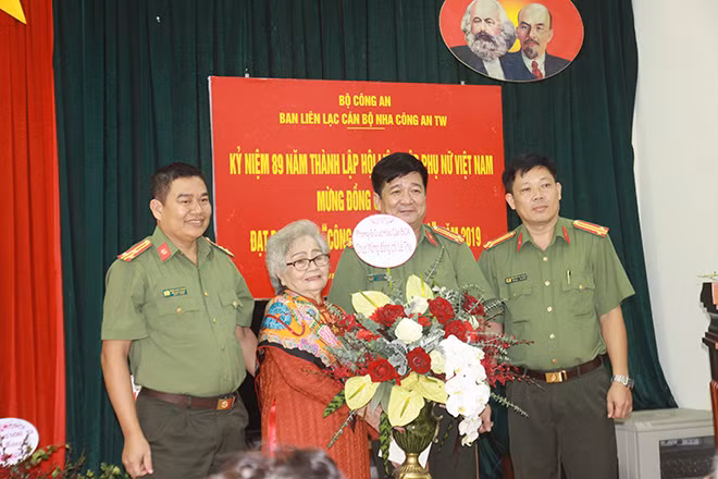 Ban lãnh đạo Phòng 6 Cục Kho vận tặng hoa, chúc mừng NSƯT Lê Thu Ban lãnh đạo Phòng 6 Cục Kho vận tặng hoa, chúc mừng NSƯT Lê Thu