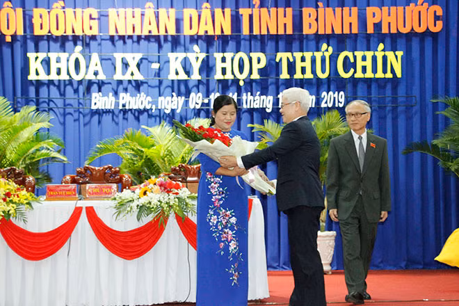 Ông Nguyễn Văn Lợi – Ủy viên Trung ương Đảng, Bí thư Tỉnh ủy Bình Phước tặng hoa chúc mừng bà Trần Tuệ Hiền.