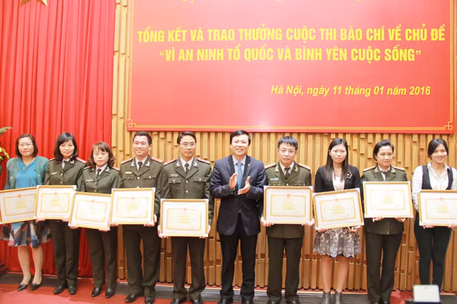 Phó Chủ tịch Thường trực Hội nhà báo Việt Nam Hồ Quang Lợi và các tác giả đoạt giải cao cuộc thi báo chí về chủ đề “Vì an ninh Tổ quốc và bình yên cuộc sống” giai đoạn 2013-2015.