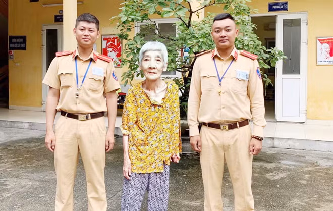 Cụ Ngô Thị Thạch và 2 CSGT, người đã giúp tìm lại gia đình cho cụ Thạch sau khi bị đi lạc.