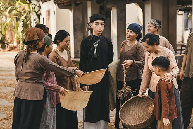 Ca sĩ Đức Phúc (giữa) hóa thân thành Lý Cường- con trai Bá Kiến trong MV "Hết thương, cạn nhớ".