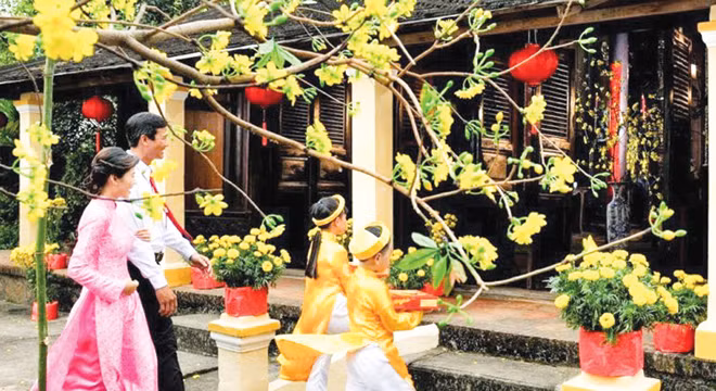 Ngày Tết, lên chùa cầu an là tục lệ đẹp của người dân Việt Nam.