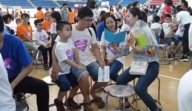 Phụ huynh cùng con tham dự các hoạt động trong khuôn khổ “Ngày thế giới nhận thức về chứng tự kỷ” tại Việt Nam (ảnh minh họa).