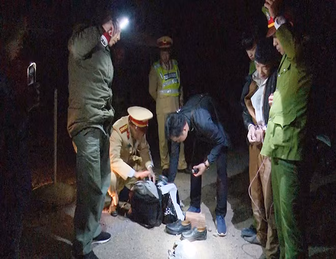 Đối tượng bị khống chế tại hiện trường. Đối tượng bị khống chế tại hiện trường.
