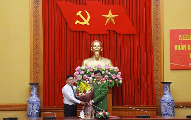 Thứ trưởng Nguyễn Duy Ngọc tặng hoa chúc mừng đoàn đại biểu người có uy tín tỉnh Trà Vinh