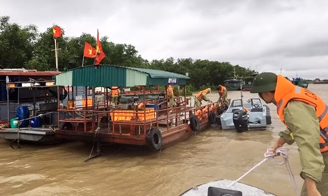 Cảnh sát đường thủy Hải Phòng hỗ trợ người dân neo đậu tàu thuyền